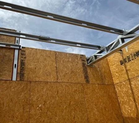 Estructura de techo con vigas metálicas sobre paneles CassaSIP