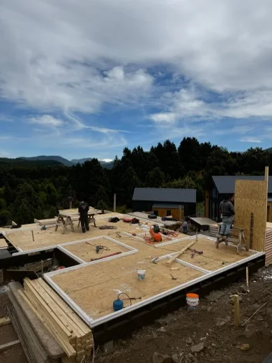 Vivienda unifamiliar en obra, estructura de piso con paneles CassaSIP